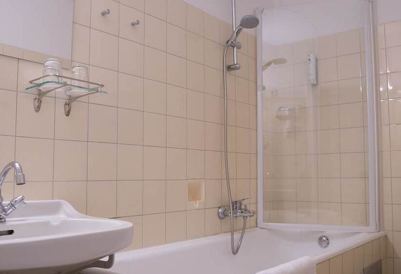 غرفة قياسية رباعية, Restaurant Grünwalderhof