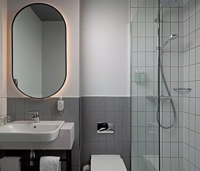 اتاق سوپریور, Leonardo Galway