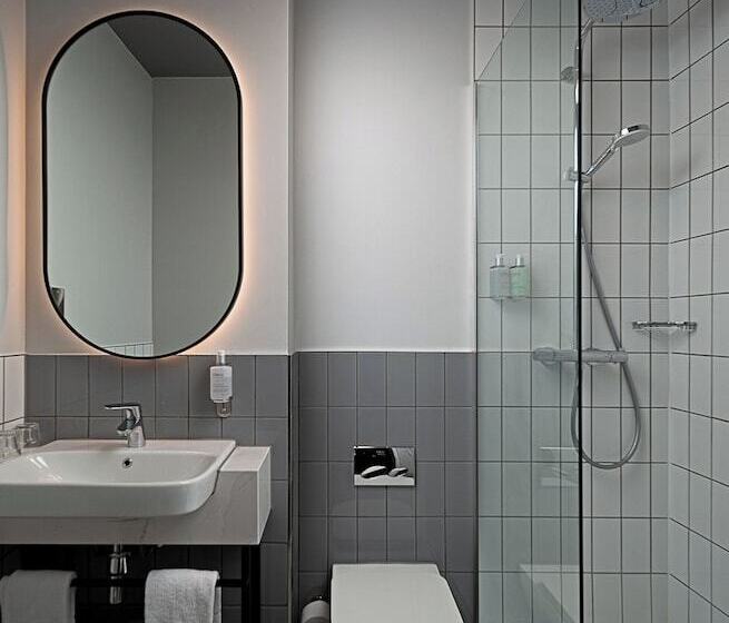 اتاق استاندارد سه نفره, Leonardo Galway