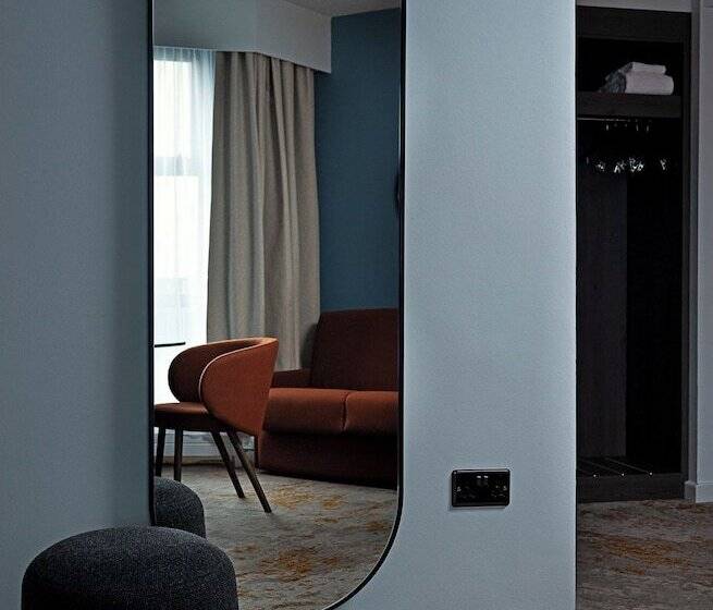 اتاق سوپریور, Leonardo Galway