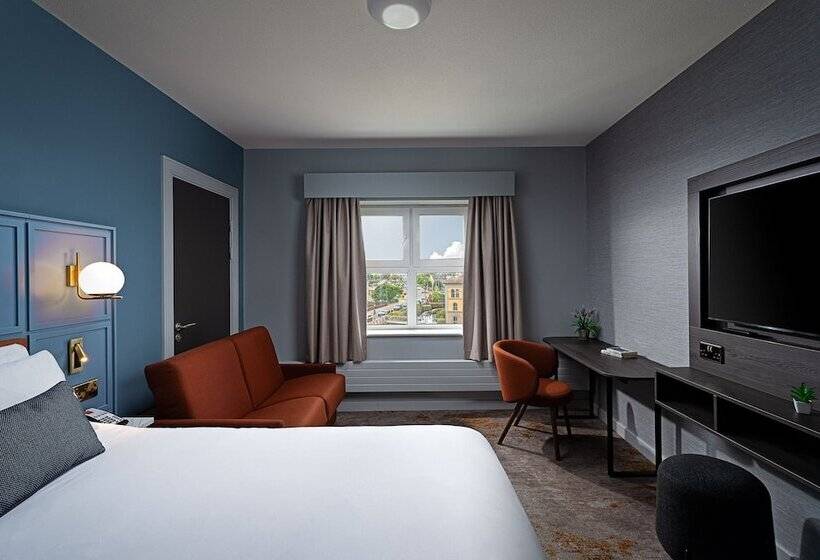 اتاق سوپریور, Leonardo Galway