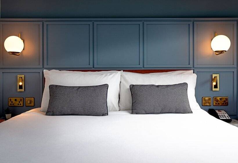 اتاق خانوادگی, Leonardo Galway