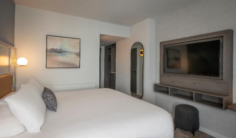 اتاق اجرایی, Leonardo Galway