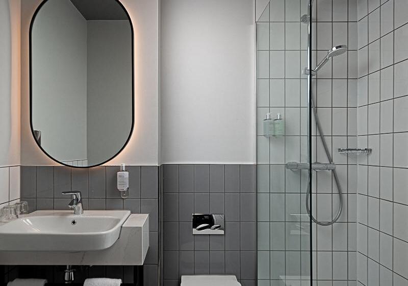 اتاق استاندارد سه نفره, Leonardo Galway