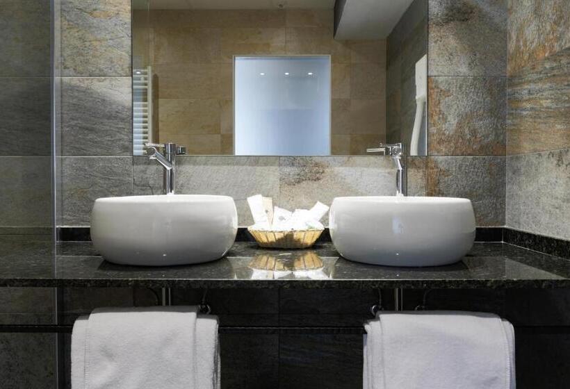 اتاق سوپریور خانوادگی, Llop Gris