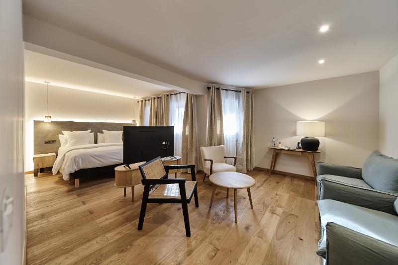 اتاق سوپریور خانوادگی, Llop Gris