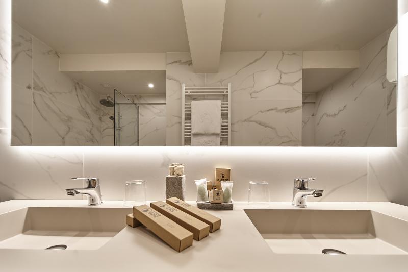 اتاق سوپریور خانوادگی, Llop Gris