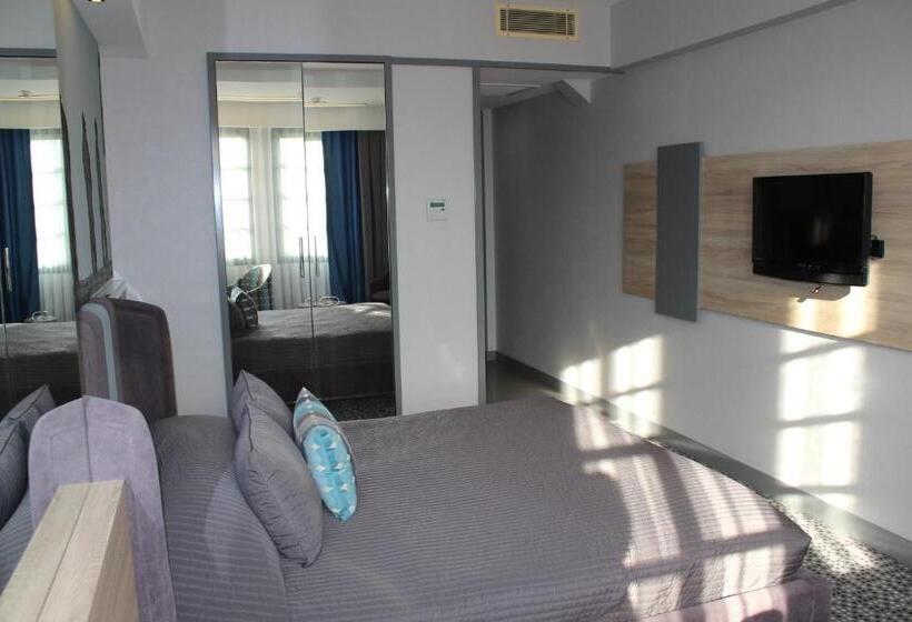 اتاق استاندارد سه نفره, Marla