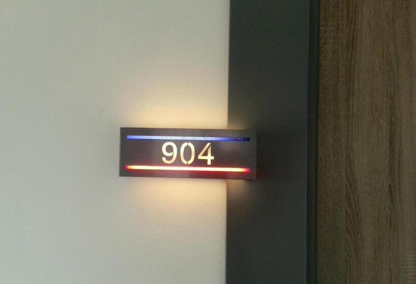 اتاق استاندارد سه نفره, Marla