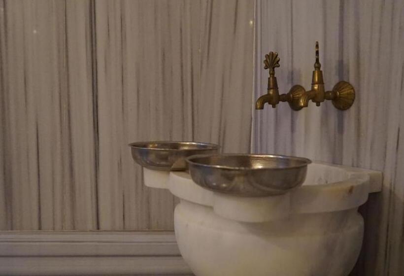 اتاق اجرایی, Marla