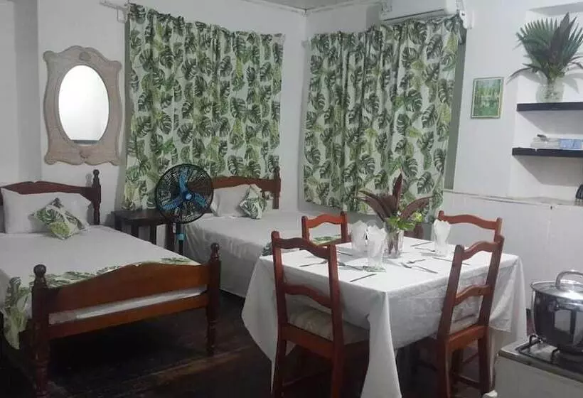 اتاق استاندارد چهار تخته, The Clifton