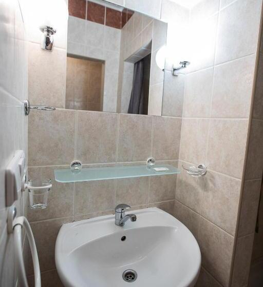 חדר סטנדרט לארבעה, A Sport