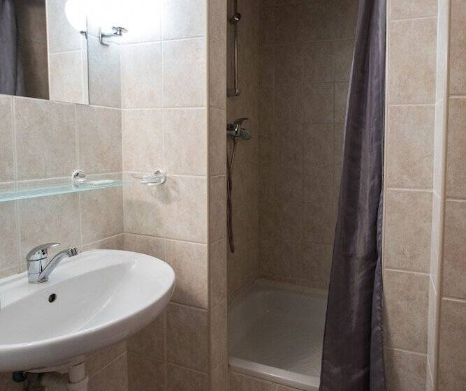 חדר סטנדרט לארבעה, A Sport