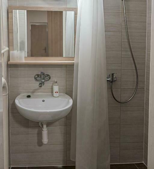 غرفة قياسية فردية, Garni