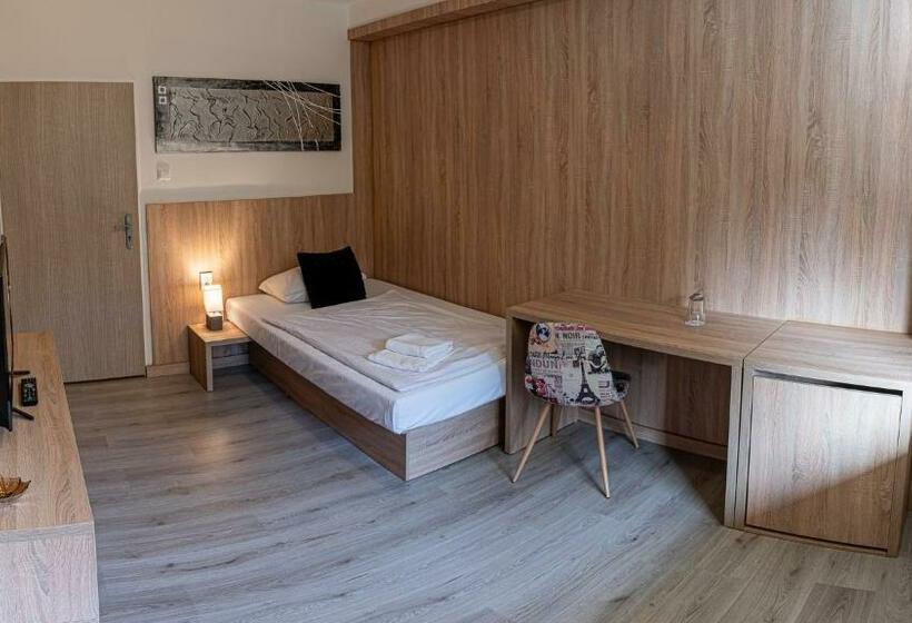 غرفة قياسية فردية, Garni