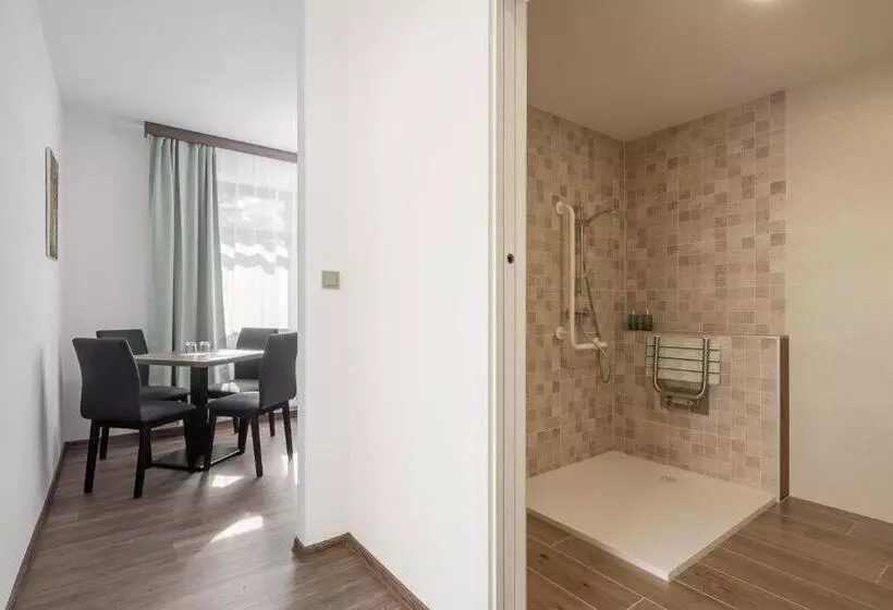 Chambre Familiale, Grand