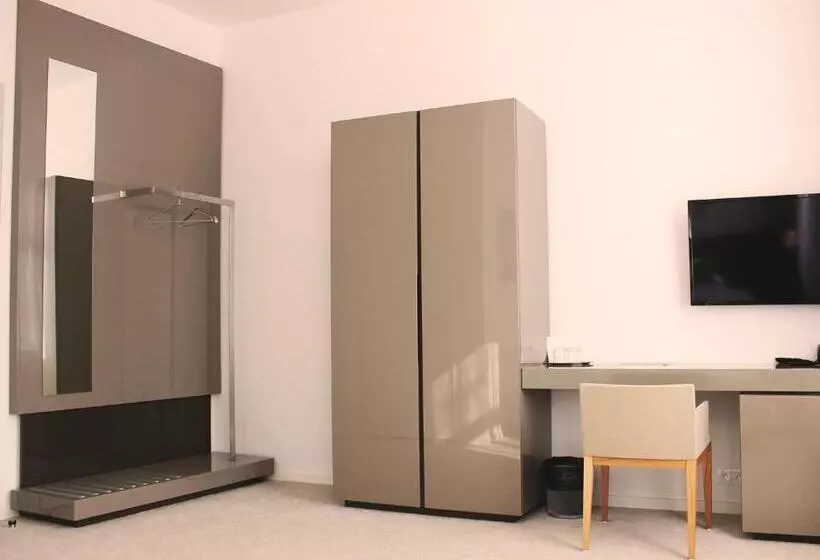 Standard Single Room, Lev