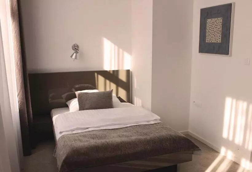 Standard Single Room, Lev