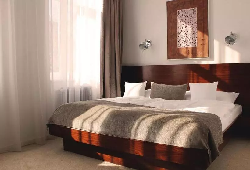 Standard Room, Lev