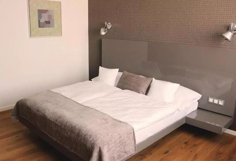 Standard Room, Lev