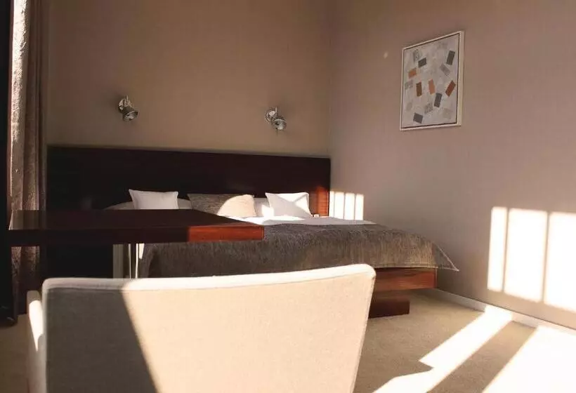 Standard Room, Lev