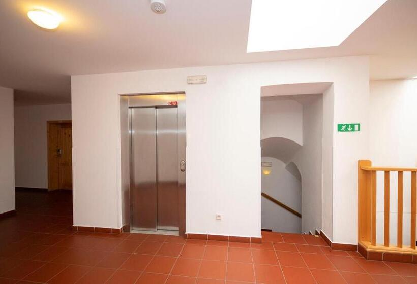 חדר סטנדרט לשלושה, Praha