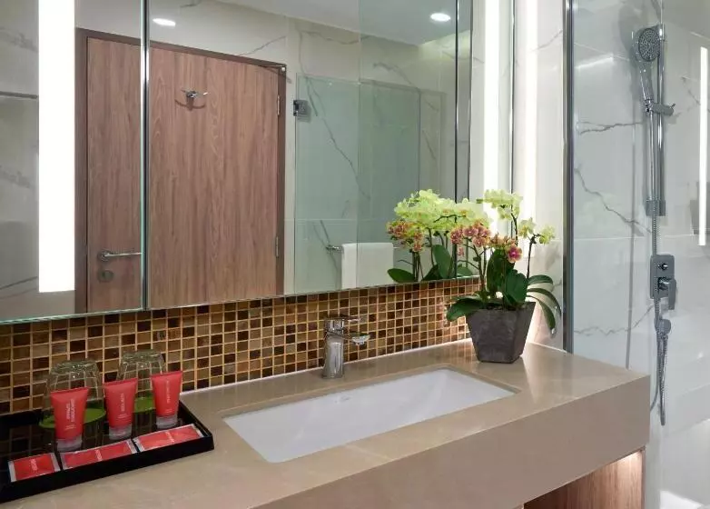 اتاق لوکس با تخت بزرگ, Swiss Garden Hotel Bukit Bintang Kuala Lumpur