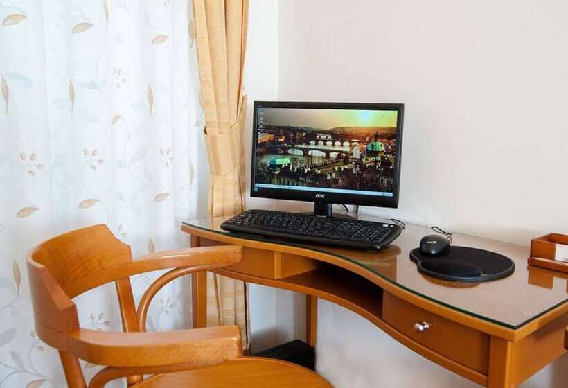 اتاق استاندارد, Cloister Inn