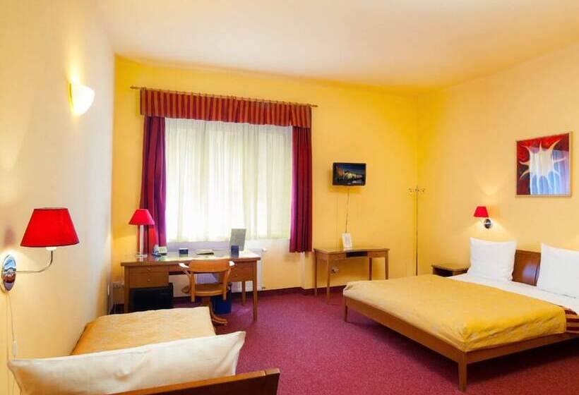 اتاق استاندارد سه نفره, Cloister Inn