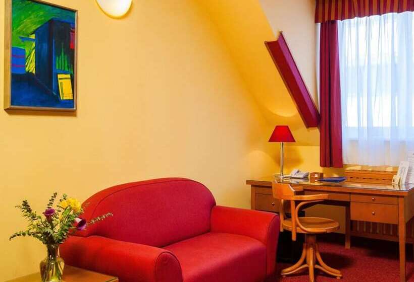 اتاق استاندارد سه نفره, Cloister Inn