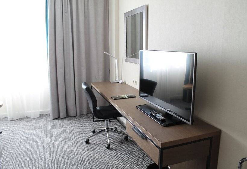 Номер Deluxe, Hilton Paris Charles De Gaulle Airport