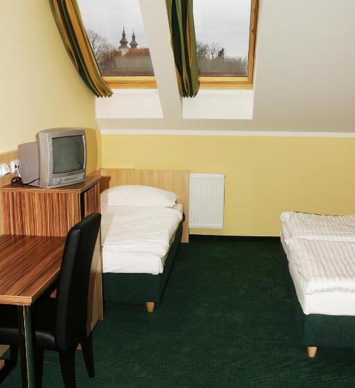 اتاق استاندارد سه نفره, U Divadla