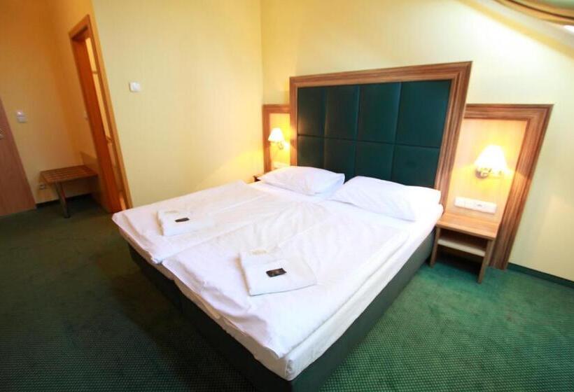 اتاق استاندارد سه نفره, U Divadla