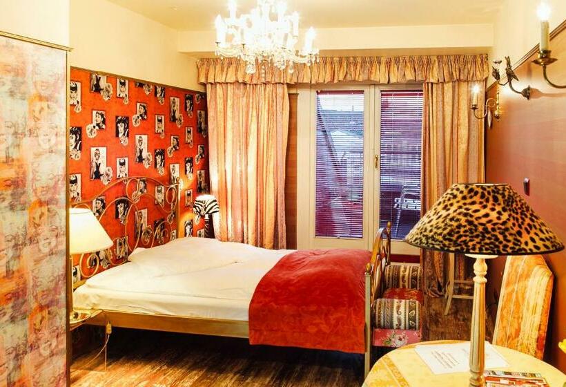 اتاق استاندارد, Village