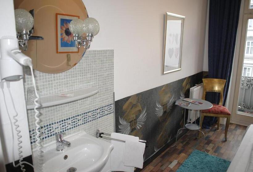 اتاق استاندارد یک تخته با سرویس بهداشتی مشترک, Village