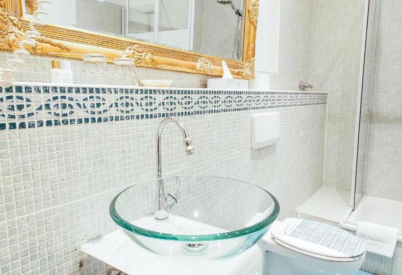 اتاق اکونومی, Village