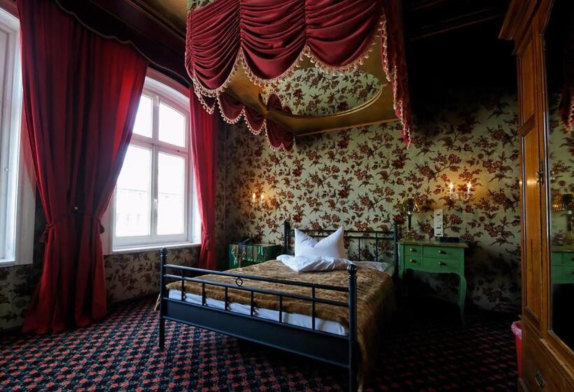 اتاق اکونومی, Village