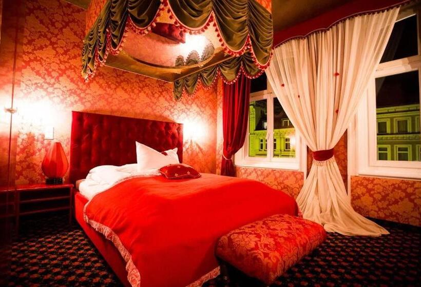 اتاق اکونومی, Village