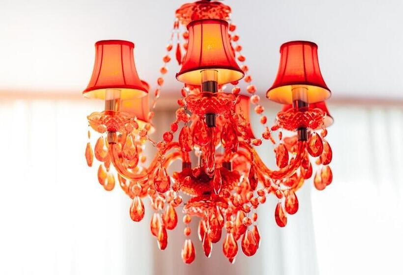 اتاق اکونومی, Village