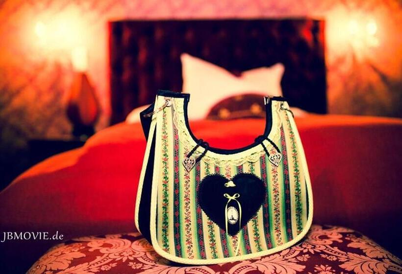 اتاق اکونومی, Village