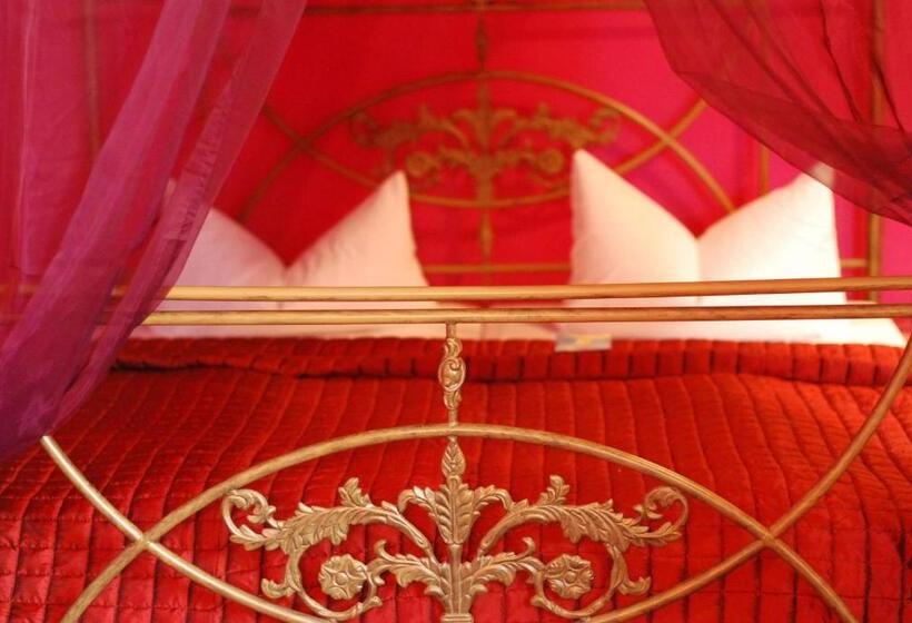 اتاق اکونومی, Village