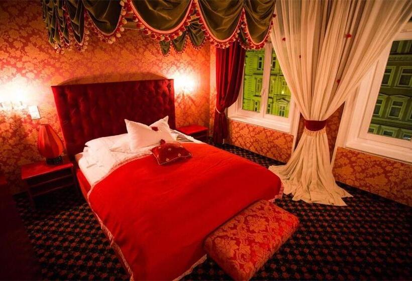 اتاق اکونومی, Village