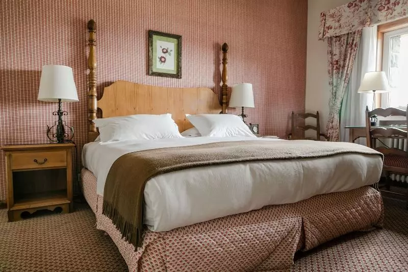اتاق استاندارد با چشم‌انداز دریاچه, Llao Llao Resort, Golf Spa