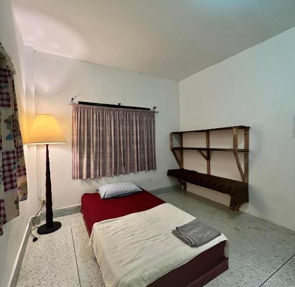 Economy Yhden Hengen Huone, Green Garden