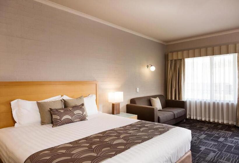 سوییت جونیور, Blazing Stump Motel & Suites