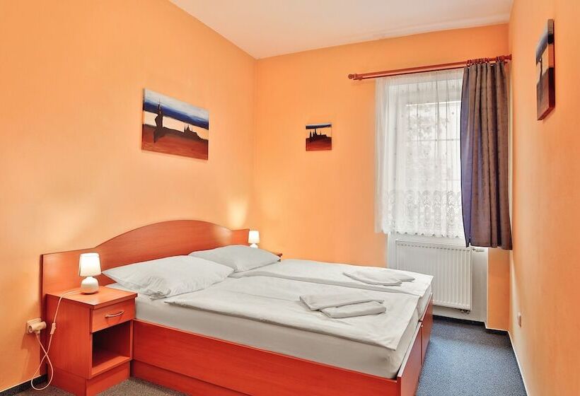 Quarto Estandar, Attic