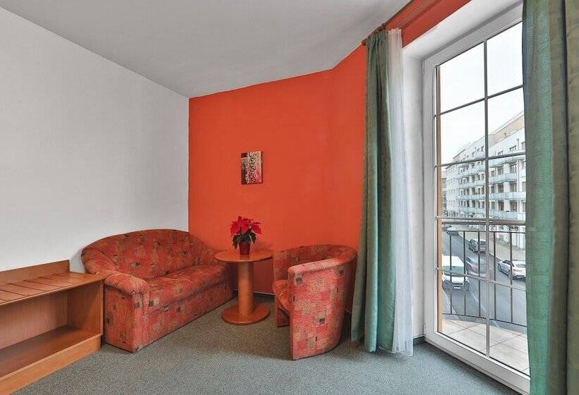 اتاق سوپریور, Attic