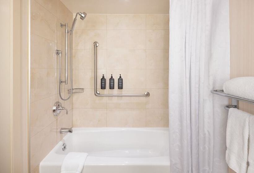 غرفة قياسية سرير مزدوج, Sheraton Vancouver Wall Centre