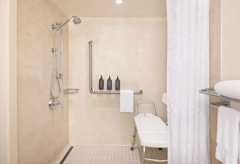 اتاق استاندارد با تخت دوبل, Sheraton Vancouver Wall Centre