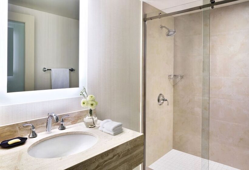 ダブルベッドスタンダードルーム, Sheraton Vancouver Wall Centre
